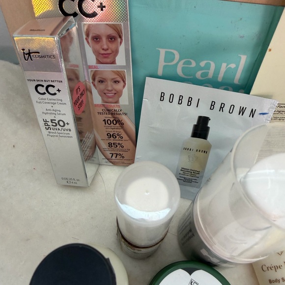 Elegant Ulta Purple Velvet Makeup Bag with 21 New Products - Picture 4 of 16